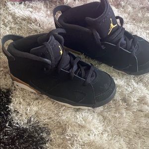 Jordan’s Retro 6. Sz 9C toddlers, black and gold